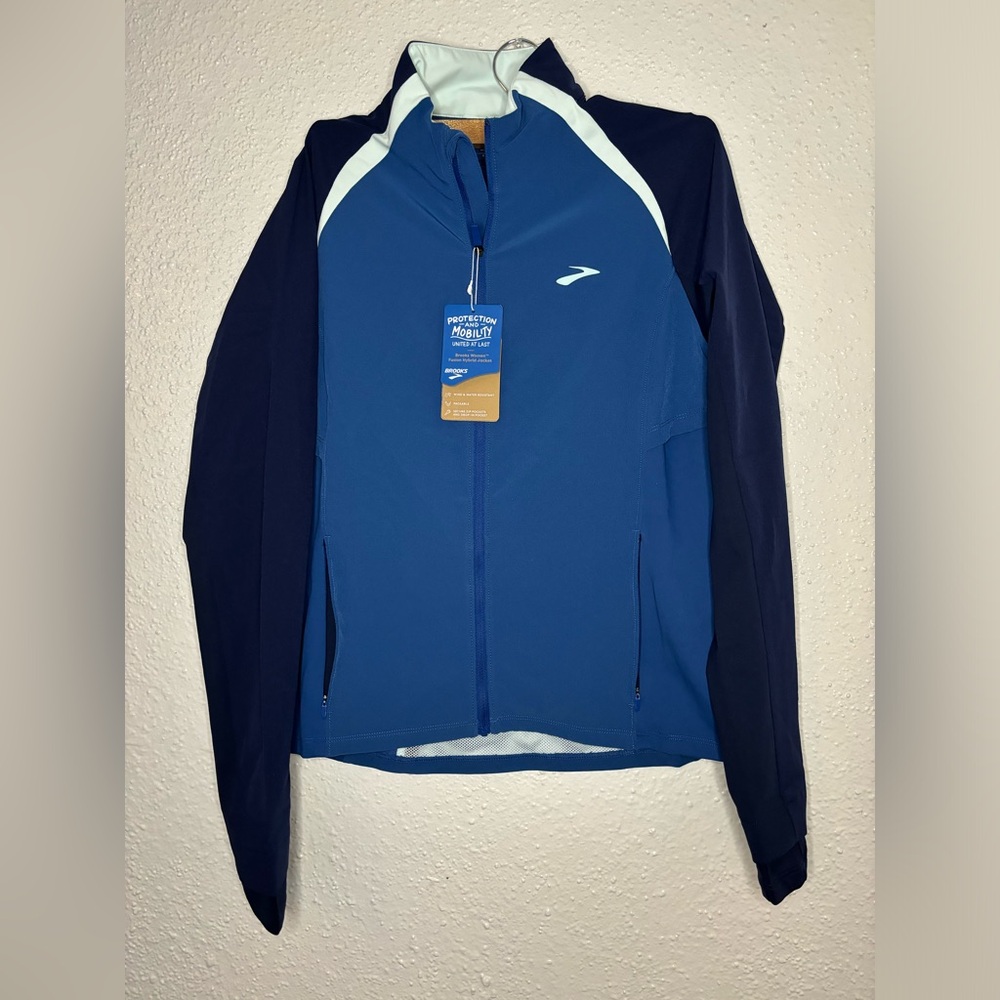 Women Brooks jacket color blue size M new with tag
